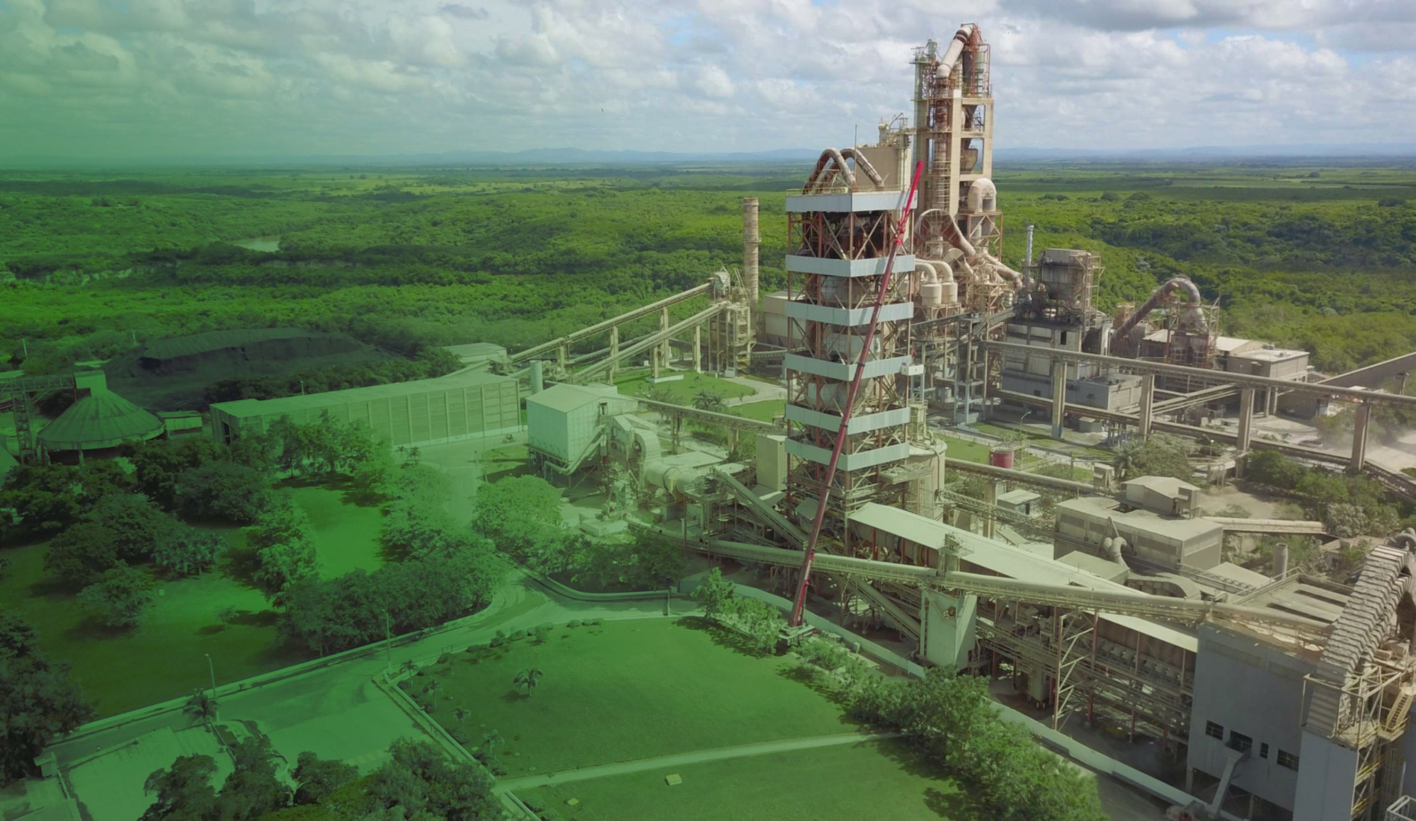 Vista aérea de la planta de cemento de Progreso integrada en el entorno natural