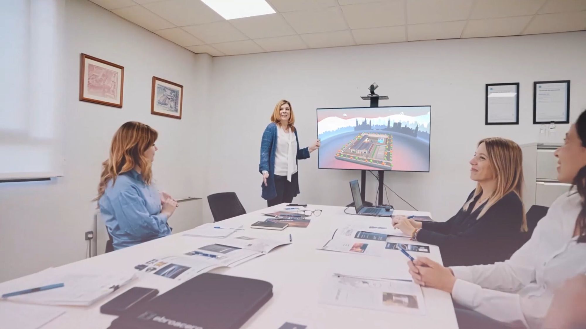 Presentación del gemelo digital de Ebroacero en una reunión comercial