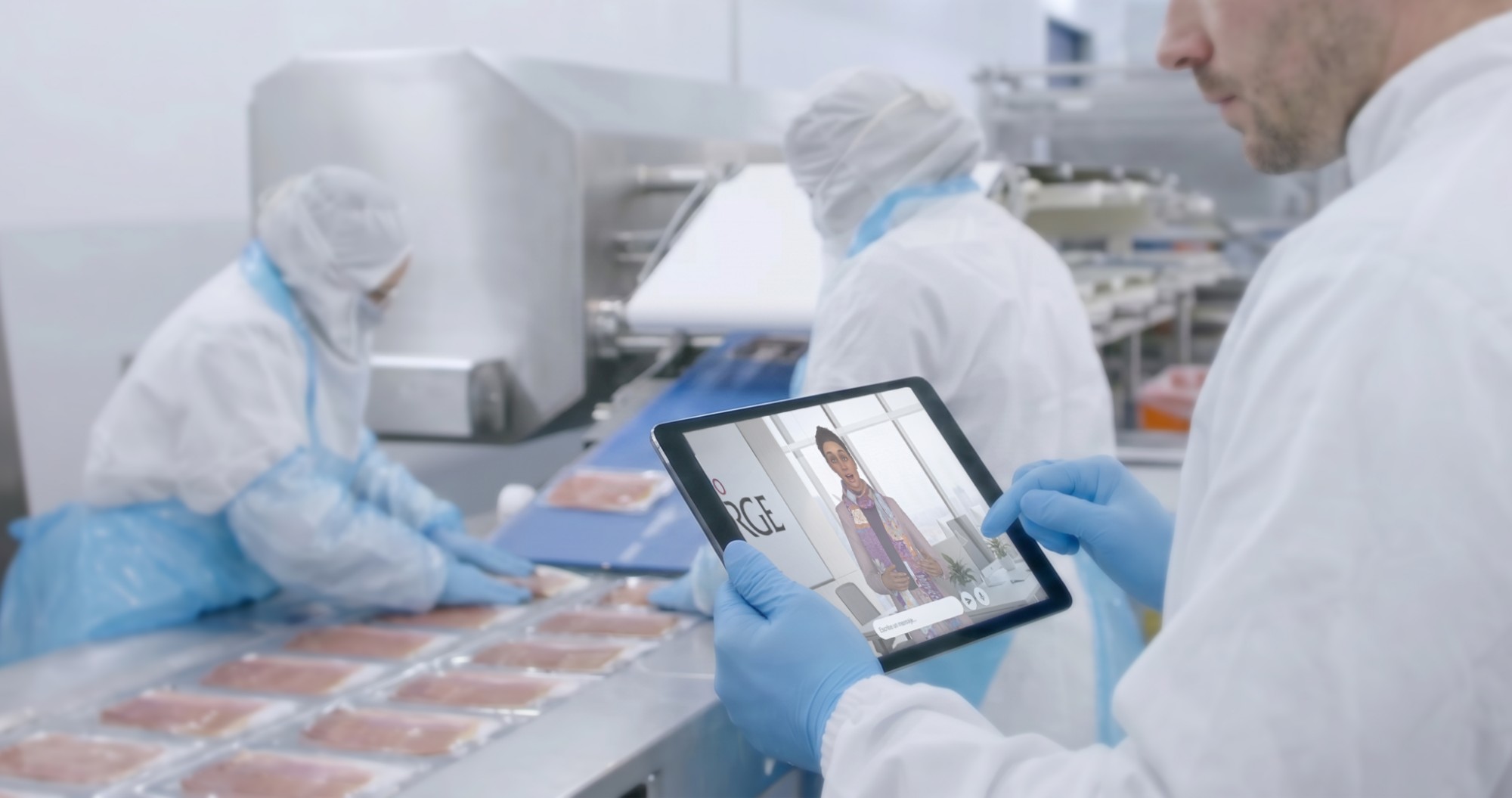 Operario de Grupo Jorge consultando a la formadora IA NAIMA en una tablet