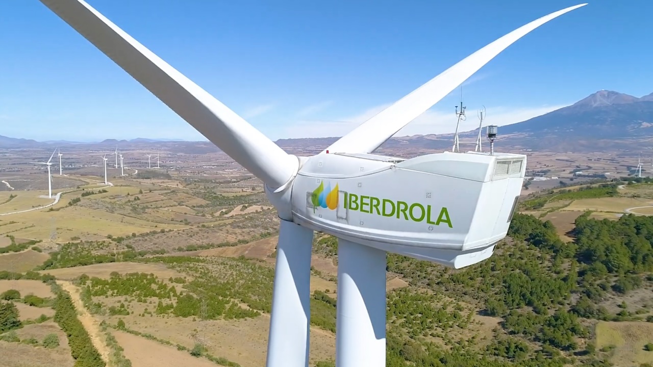 Aerogenerador de Iberdrola con el logotipo, en un parque eólico